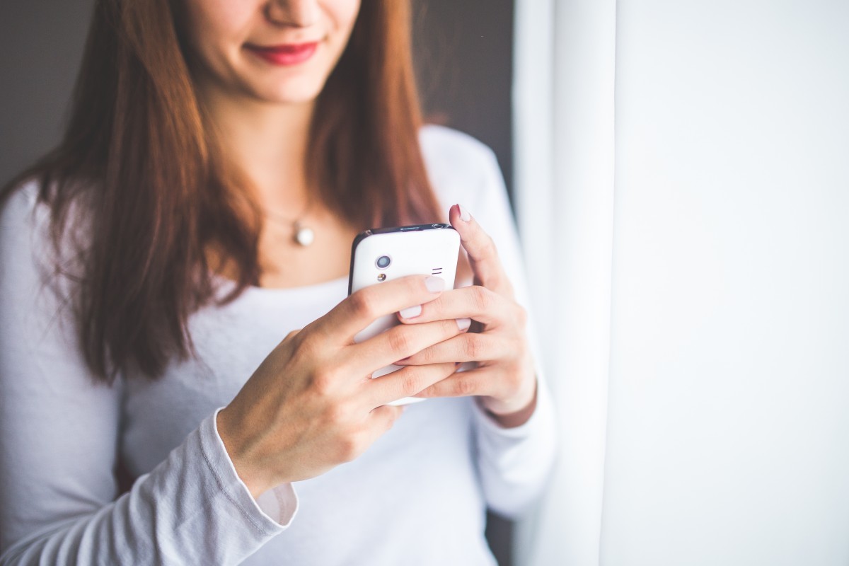 Profesionist care comunică prin telefon și tabletă